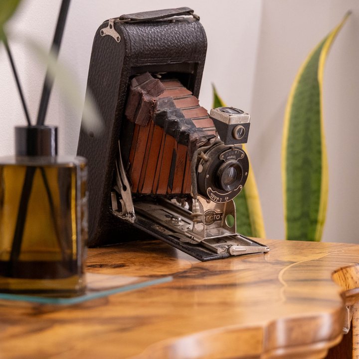 Fotocamera d'epoca nella sala d'attesa