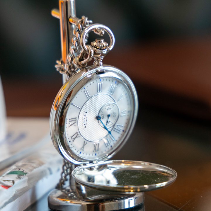 Orologio da tasca sulla scrivania