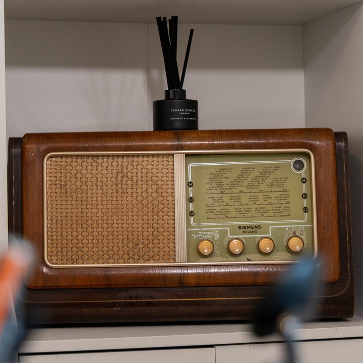 Radio d'epoca nella libreria